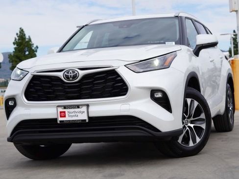 Certified 2025 Toyota Highlander XLE image 3
