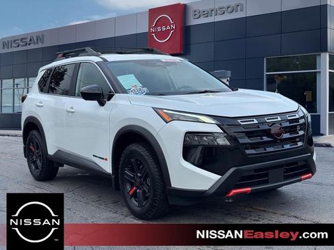 Certified 2025 Nissan Rogue SV image 1