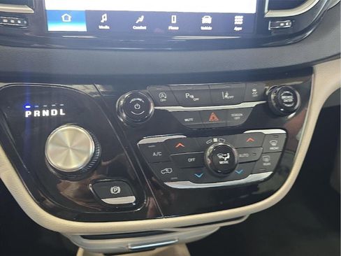 Used 2023 Chrysler Pacifica Touring-L FWD image 16