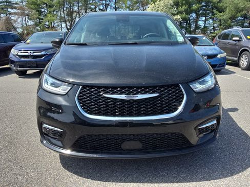 Used 2024 Chrysler Pacifica Touring-L FWD image 2