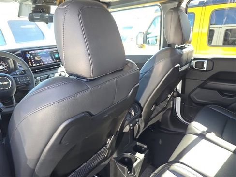 Used 2025 Jeep Gladiator High Tide image 13