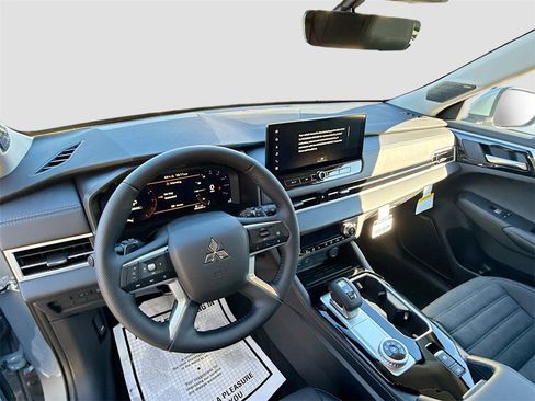 New 2026 Mitsubishi Outlander SE image 9