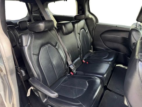Used 2019 Chrysler Pacifica Touring-L w/ S Appearance Package FWD image 16