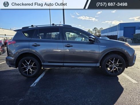 Used 2018 Toyota RAV4 SE image 9