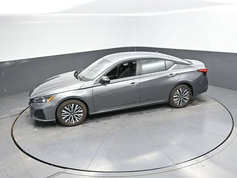 Used 2025 Nissan Altima 2.5 SV FWD image 40
