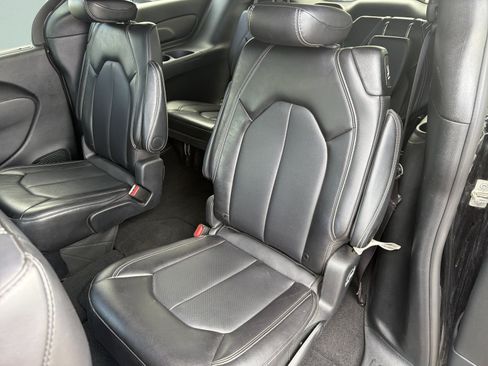 Used 2025 Chrysler Pacifica Select FWD image 25