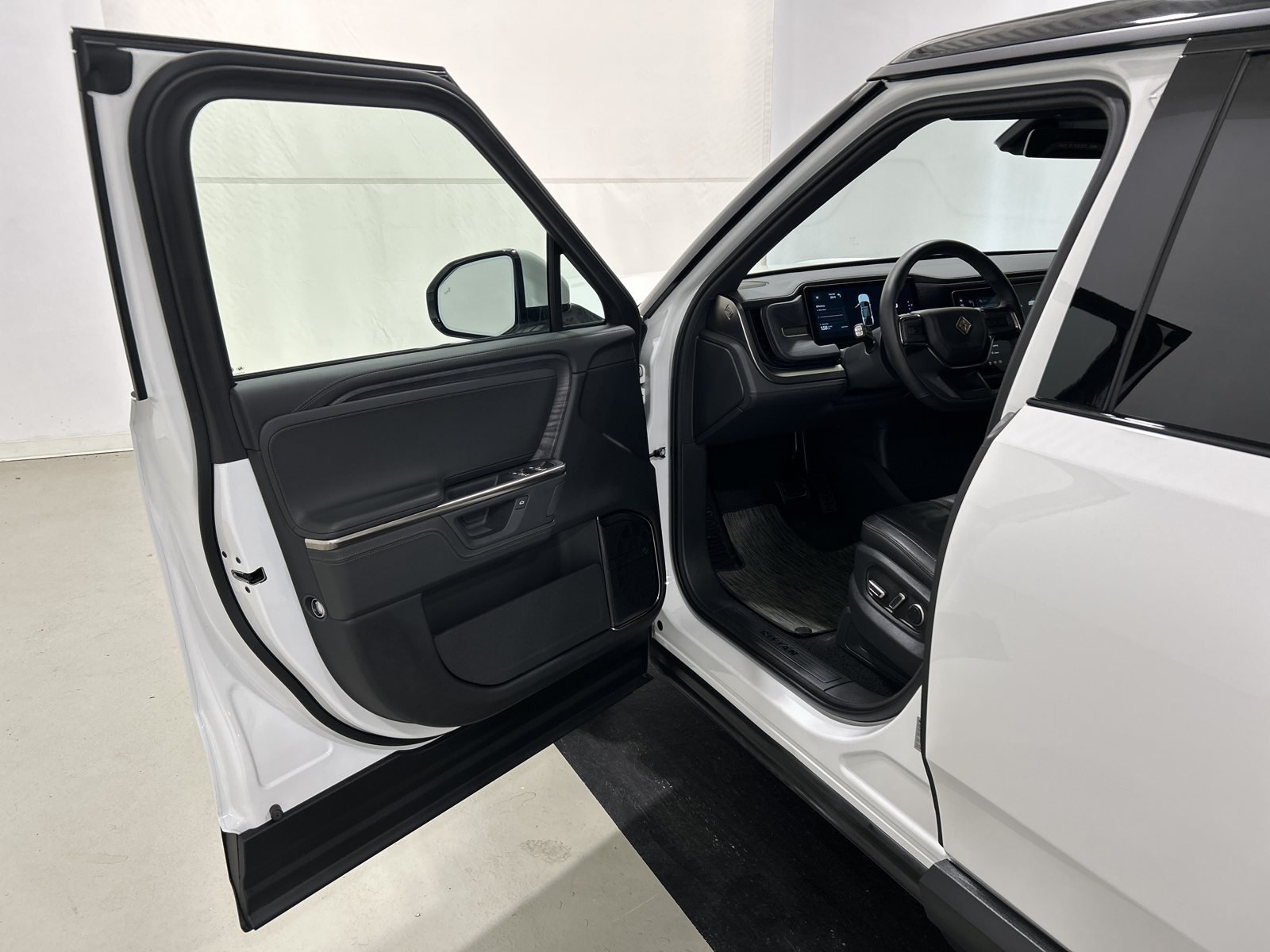 Used 2025 Rivian R1S Adventure Dual AWD/4WD image 16