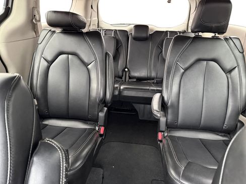 Used 2024 Chrysler Pacifica Touring-L image 17