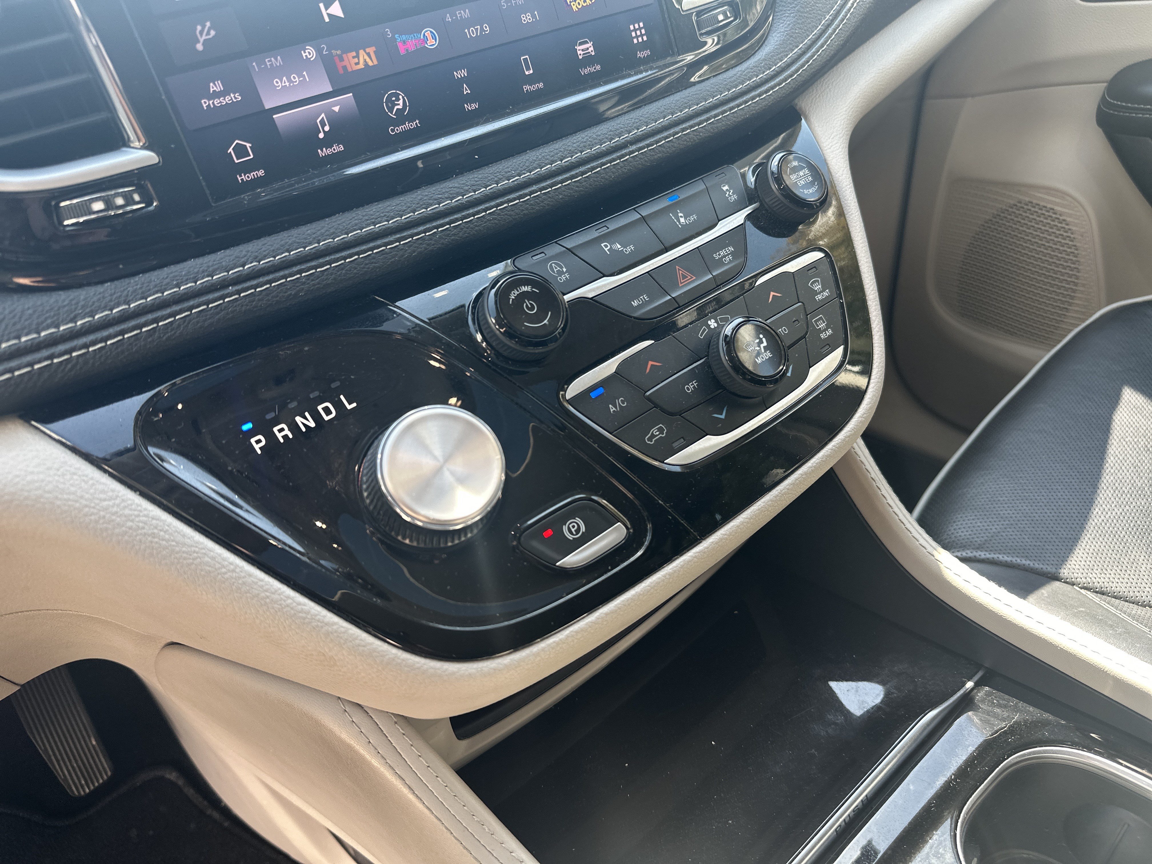 Used 2023 Chrysler Pacifica Limited FWD image 23