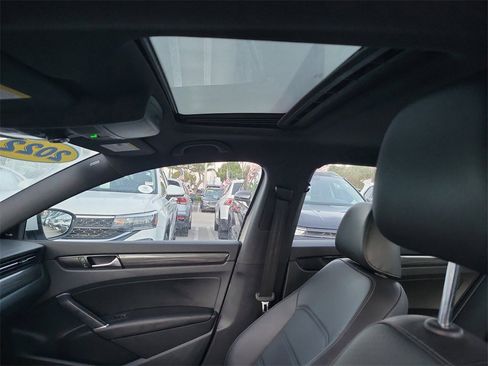 Certified 2022 Volkswagen Passat 2.0T R-Line image 15