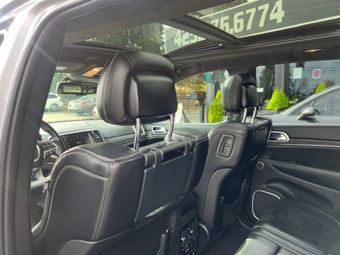 Used 2015 Jeep Grand Cherokee SRT w/ Luxury Group II image 25