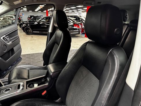 Used 2017 Land Rover Discovery Sport SE image 32