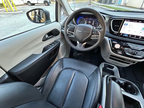 Certified 2023 Chrysler Pacifica Touring-L FWD image 9
