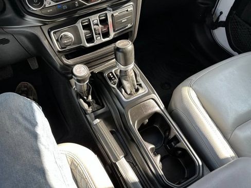 Used 2022 Jeep Wrangler Unlimited Sahara AWD/4WD image 35
