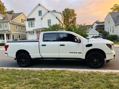 Used 2019 Nissan Titan SV w/ SV Convenience Package image 5
