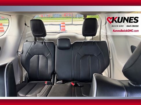 Used 2023 Chrysler Pacifica Limited FWD image 10
