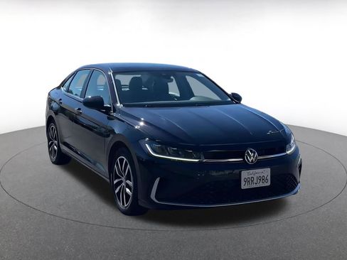 Used 2025 Volkswagen Jetta SE image 3