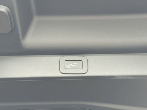 New 2026 Land Rover Range Rover SE image 13