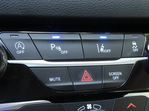 Used 2023 Chrysler Pacifica Touring-L image 9