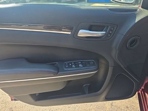 Used 2018 Chrysler 300 Limited AWD/4WD image 21