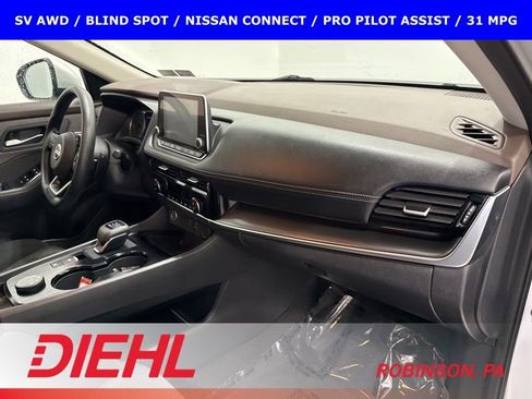 Used 2022 Nissan Rogue SV image 14