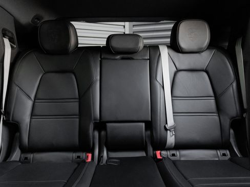 Certified 2023 Porsche Cayenne Platinum Edition AWD/4WD image 25