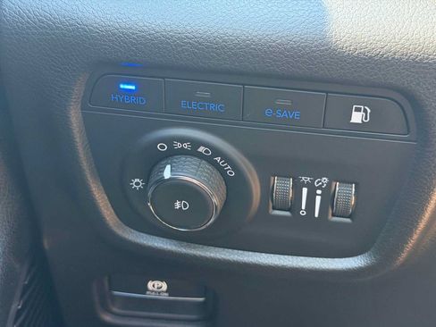 Used 2023 Jeep Grand Cherokee Overland w/ Luxury Tech Group IV AWD/4WD image 15