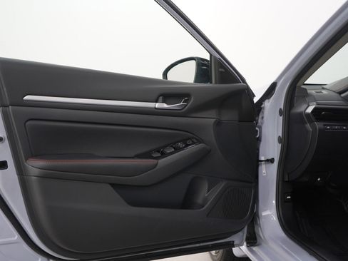 Used 2025 Nissan Altima 2.5 SR image 19