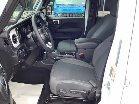 Certified 2025 Jeep Wrangler Unlimited Sahara w/ Safety Group AWD/4WD image 9