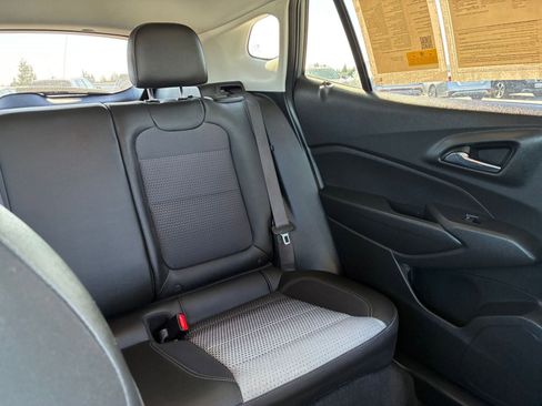 Used 2025 Chevrolet Trax LT FWD image 36