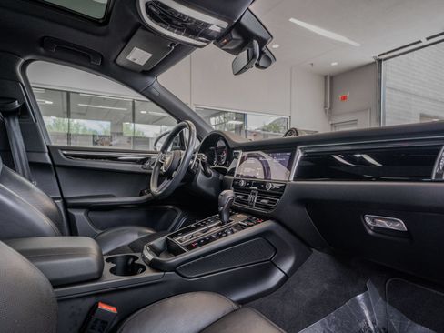 Used 2023 Porsche Macan AWD/4WD image 17