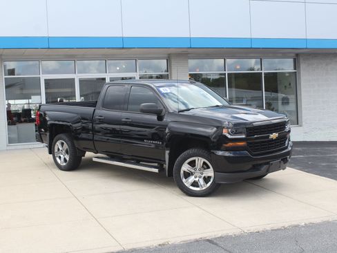 Used 2018 Chevrolet Silverado 1500 Custom w/ Custom Convenience Package AWD/4WD image 2