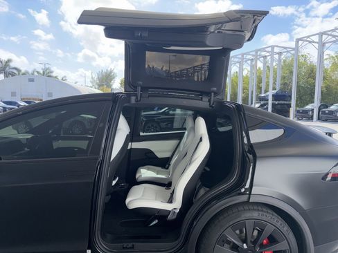 Used 2023 Tesla Model X Plaid image 11