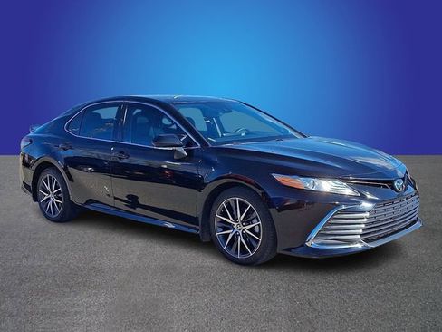 Used 2022 Toyota Camry XLE image 3