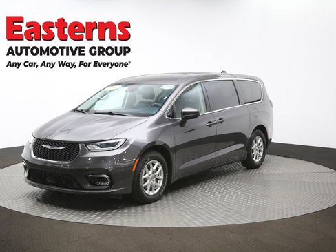 Used 2023 Chrysler Pacifica Touring-L image 57