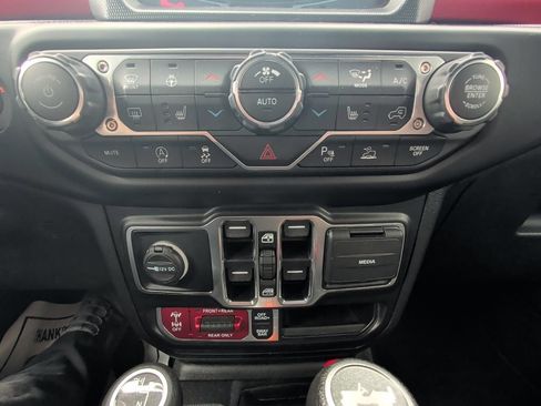Used 2022 Jeep Wrangler Unlimited Rubicon w/ Cold Weather Group AWD/4WD image 22