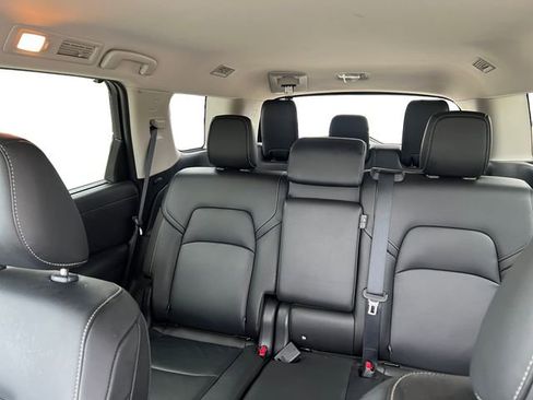 Used 2025 Nissan Pathfinder SL FWD image 13
