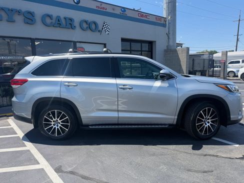 Used 2017 Toyota Highlander SE AWD/4WD image 2
