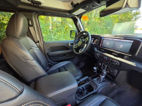 Used 2025 Jeep Wrangler Unlimited Sahara AWD/4WD image 25