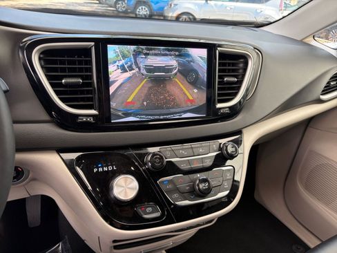 Used 2024 Chrysler Pacifica Touring-L FWD image 17