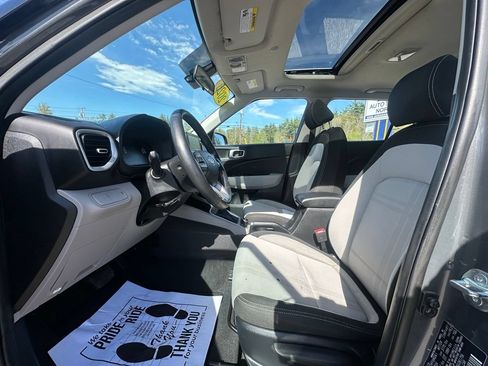 Used 2025 Hyundai Venue SEL FWD image 24