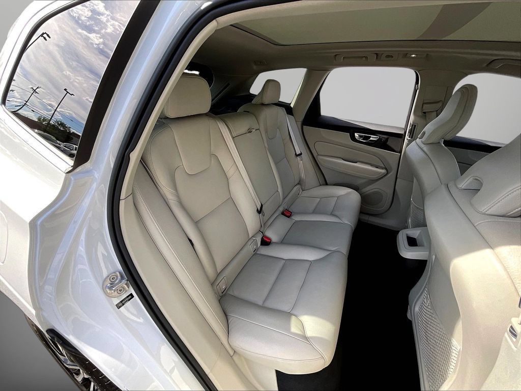 Used 2023 Volvo XC60 B5 Plus AWD/4WD image 23