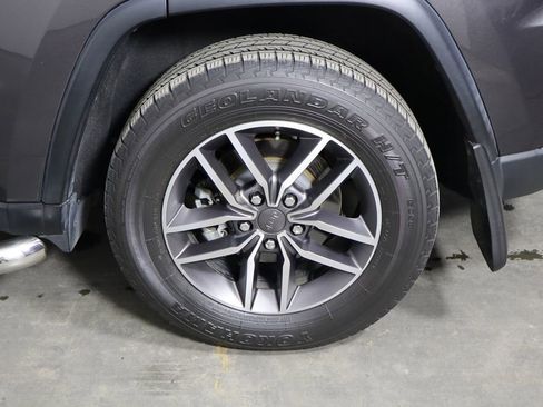 Used 2020 Jeep Grand Cherokee Laredo w/ Laredo X Package RWD image 44