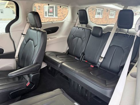 Used 2022 Chrysler Pacifica Touring-L image 30