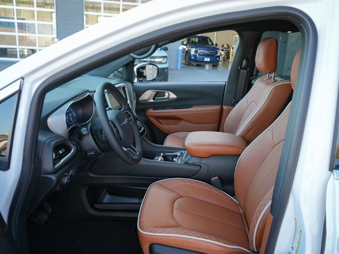 New 2026 Chrysler Pacifica Pinnacle FWD image 14