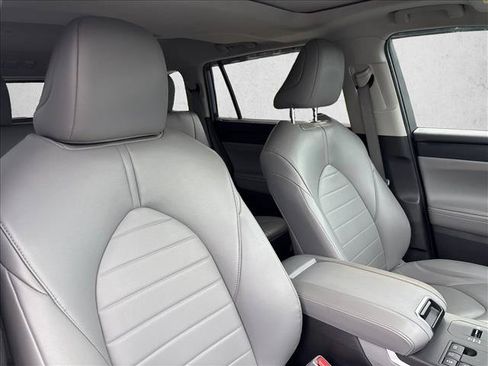 Used 2023 Toyota Highlander XLE FWD image 28