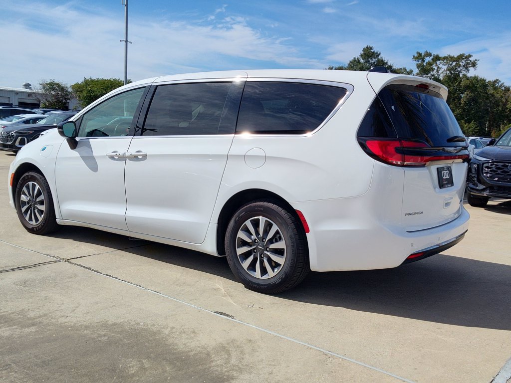 Used 2024 Chrysler Pacifica Limited FWD image 6