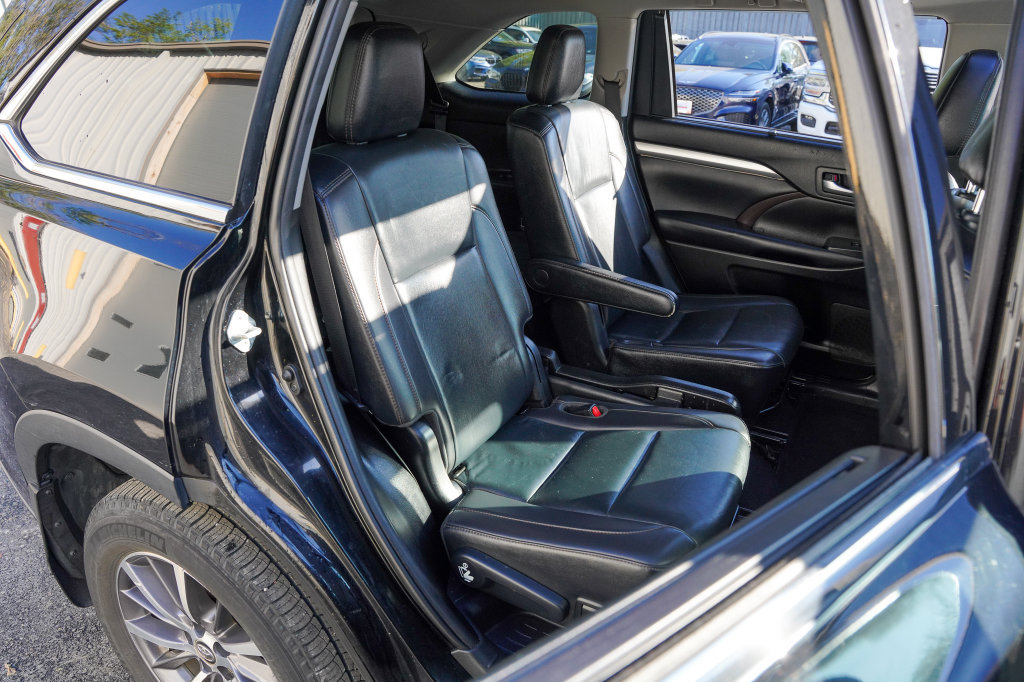 Used 2019 Toyota Highlander XLE AWD/4WD image 39