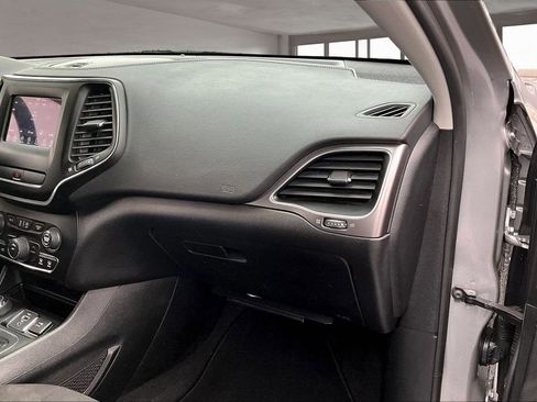 Used 2019 Jeep Cherokee Latitude w/ Popular Appearance Group image 17