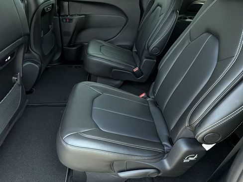 New 2026 Chrysler Pacifica Select FWD image 18